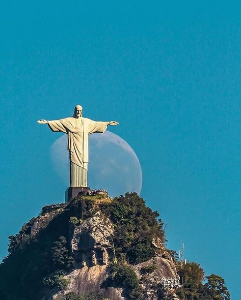 Rio de Janeiro no Instagram: “Foto 📸 @raphaavz - Direto dos arquivos! Como não relembrar esse dia incrível.  Mais um ângulo da lua…” Brazil Aesthetic Wallpaper, Favelas Brazil, Brazil Life, Rasta Art, Art Deco Statue, Christ The Redeemer Statue, 2160x3840 Wallpaper, Caribbean Art, Christ The Redeemer