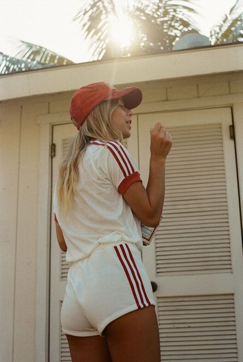 Vintage Athletic Outfits, Summer Camp Outfits, 70s Mode, Adidas Outfits, Camp Collection, Camping Outfits For Women, Retro Inspired Outfits, 70s Women, 70s Inspired Fashion