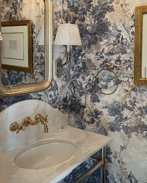 Formal Powder Room, Amber Interiors Bathroom, Wallpaper Architecture, Wallpaper Powder Room, Small Bathroom Wallpaper, Blue Bathroom Decor, Powder Room Decor, Victorian Bathroom, Stylish Interior Design