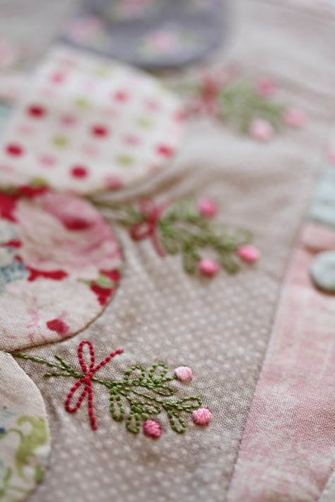 Quilt Border, Embroidered Quilts, Quilt Binding, Sampler Quilt, Needlework Embroidery, Quilt Stitching, Embroidery Inspiration, Applique Quilts, Ribbon Embroidery