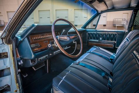 1968 Lincoln Continental Lincoln Logo, Western Car, The Number 4, Ev Suv, Lincoln Mercury, Lincoln Continental, Latest Cars, The Continental, Rear Window