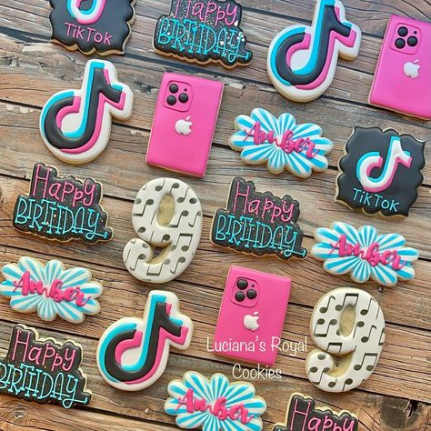 Tik Tok Cookies Decorated, Tiktok Cookies Decorated, Tik Tok Cookies, Disco Cookies, Tiktok Cookies, Cookie Birthday, Special Cookies, Birthday Cruise, Decorated Cookies Tutorial