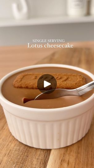 2.1M views · 132K reactions | Les ingrédients 🇫🇷👇🏻 the ingredients 🇬🇧👇🏻

Pour la base:
2 biscuits lotus 
1 cas de beurre fondu

Pour la crème:

50g de crème cheese
40g crème liquide
1cc de vanille
1 cas de sucre glace
1cc de pâte à tartiner lotus
(Fouetter bien jusqu’à obtenir une crème lisse) 

Pour la deco: 
Pâte à tartiner lotus 
Biscuit lotus
(Réserver au au frigo pendant une heure)

🇬🇧👇🏻
For the base : 
2 lotus biscuits 
1tbsp of butter (melted) 

For the cream : 
50g of cream cheese 
40ml of whipping cream
1 tsp of vanilla extract 
1tbsp of icing sugar 
1tsp of lotus spread
Whisk to stiff peaks 

For the decoration:
Lotus spread (melted)
Lotus biscuit

(Refrigerate for 1 hour )

#cheesecake #lotus #biscoff #cooking #foodie #tasty #recipe #recipes #easyrecipes | Kaoutar Er Cheesecake Lotus, Cake Biscoff, Lotus Cheesecake, Lotus Biscuits, Lotus Biscoff, Tasty Recipe, Whipping Cream, Icing Sugar, Easy Food