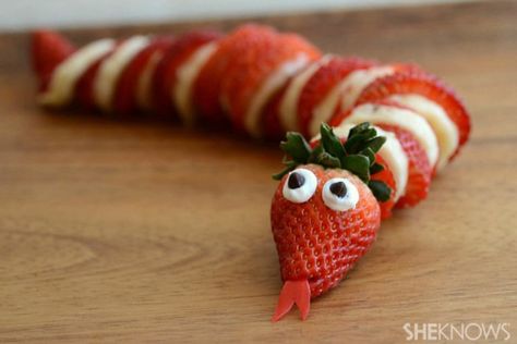 Edible insect treats your kids will love Banana Snake, Reptile Party, Healthy Afternoon Snacks, Cute Snacks, Snacks For Work, Safari Party, After School Snacks, Fun Treats, Strawberry Banana