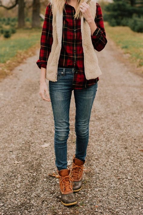 What to wear to the Christmas tree arm. You need a warm outfit and practical shoes. A Visit to the Christmas Tree Farm Duck Boots Outfit, Christmas Outfits Dressy, Mode Country, Farm Fashion, Farm Christmas, Farm Clothes, Flannel Outfits, Christmas Outfits Women, Chique Outfits