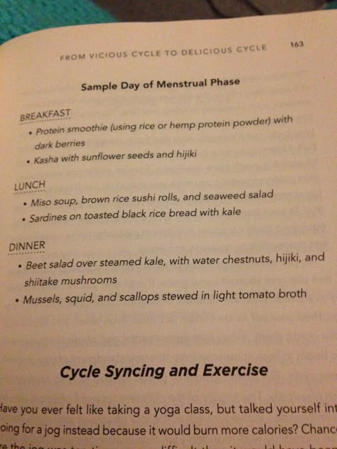 Menstral Phase Meals, Menstrual Phase Smoothies, Menstrual Phase Meal Ideas, Cycle Syncing Breakfast, Menstrual Phase Meal Plan, Menstrual Cycle Meal Plan, Menstrual Breakfast, Menstrual Phase Foods Recipes, Cycle Syncing Meal Plan