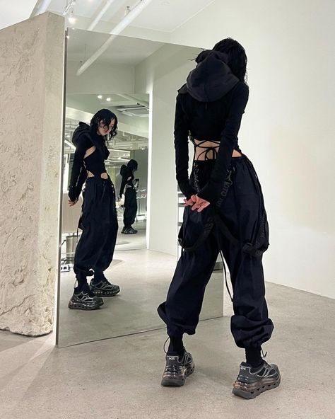 Cyberpunk Baggy Clothes, Goth Running Outfit, Dark Cyberpunk Outfit, High Tech Outfit, Goth Athletic Wear, Soft Techwear, Tech Fashion Women, Tech Wear Women, Tech Wear Aesthetic