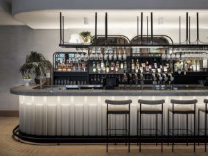 Laundy Hotels & Luchetti Krelle Reimagine Woolly Bay Hotel | Global Travel Media Bar Counter Interior Design, Counter Interior Design, High End Bar, Best Bar Design, Bar Counter Design, Best Bar, Australian Interior Design, Traditional Colonial, Interior Design Awards