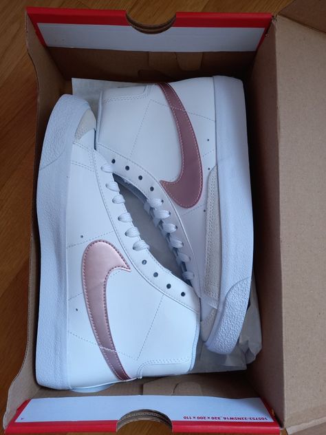 Nikes Aesthetic, Shoes Aesthetic Sneakers, Shoes Nike Blazer, Rose Gold Nikes, Tennis Nike, Blazer Shoes, Aesthetic Sneakers, Shoes Aesthetic, Nike Shoes Air Force