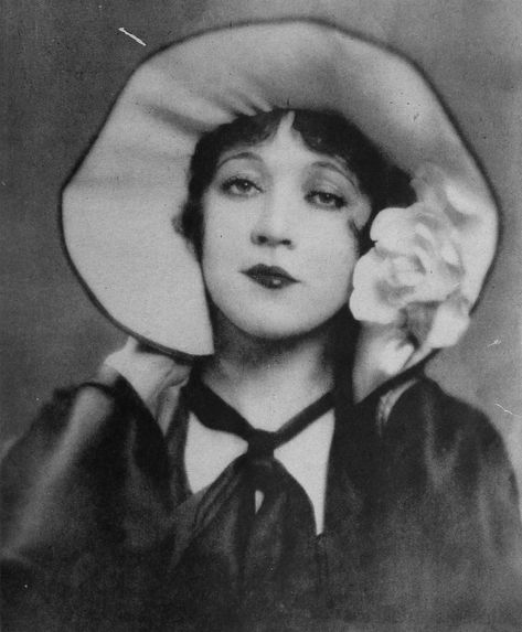 Marie Prevost 1920s Actresses, Marie Prevost, Female Movie Stars, Mary Pickford, Getting Drunk, Old Hollywood Glamour, Silent Film, Golden Age Of Hollywood, Hollywood Glamour