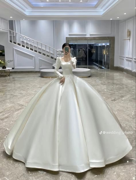 Silk Bridal Dress, Simple White Wedding, Satin Ball Gown Wedding Dress, Extravagant Wedding Dresses, Wedding Ball Gown, Bride Dress Simple, Long Sleeve Wedding Gowns, Satin Ball Gown, Satin Wedding Gown