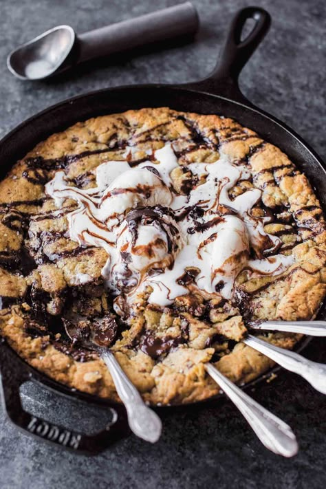 Chocolate Chip Skillet Cookie, Skillet Cookie Recipe, Cookies Light, Giant Chocolate Chip Cookie, Skillet Chocolate Chip Cookie, Gooey Cookies, Skillet Cookie, Easy No Bake Desserts, Warm Chocolate