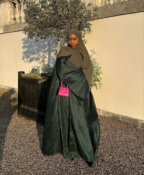 Green Abaya Outfit, Black Hijabi Girl, Green Abaya, Islamic Modest Fashion, Abaya Outfit, Hijab Fashion Summer, Flipagram Instagram, Modesty Outfits, Mode Turban