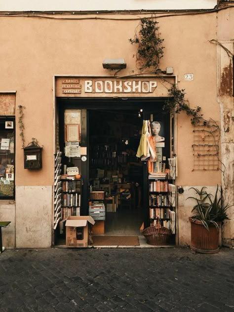 #wattpad #alatoire get satisfied Perjalanan Kota, An Open Book, Fotografi Vintage, 카드 디자인, Book Shop, Foto Art, Academia Aesthetic, Beige Aesthetic, Open Book