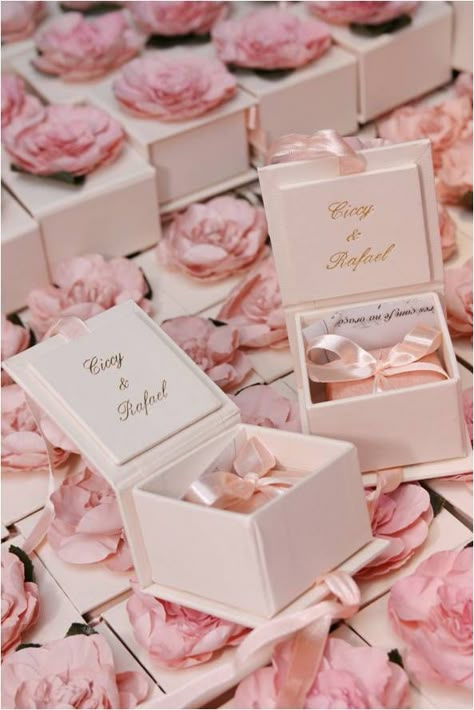 . Wedding Packing, Săpunuri Handmade, Pink Wedding Decorations, Favour Boxes, Wedding Gift Boxes, Wedding Gifts For Guests, Wedding Souvenirs, Wedding Favors For Guests, Pink Wedding