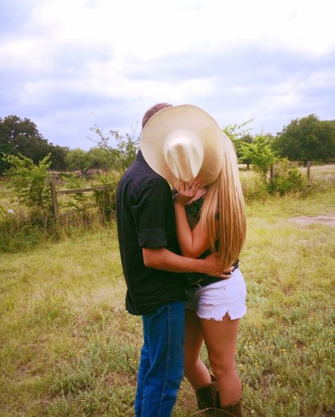 Teenage country couple Couple Senior Pictures, Country Relationship Goals, Country Couple, Country Relationships, Homecoming Pictures, Romantic Couple Poses, Couple Ideas, Couple Goals Teenagers Pictures, Country Couples