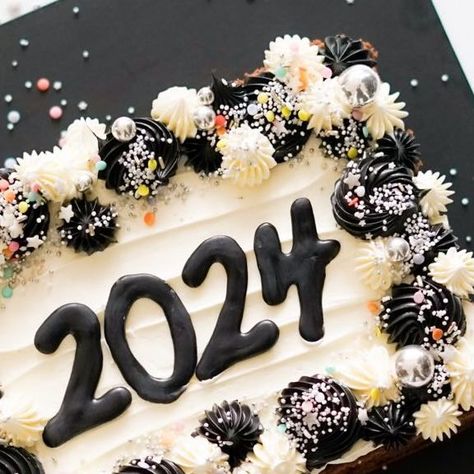 Sarah Arnold on Instagram: "Ready for New Years Eve? 🥳 Let’s end this year on a sweet note and bring on the sparkle ✨ The gorgeous sprinkle mixes and Happy Drips from @happysprinkles_ will turn the easiest dessert into a stunning centrepiece for your NYE celebration 🎊 This sheet cake is decorated with the new Happy 2024 sprinkle mix - isn’t it perfect? 😍✨ Here’s to a dessert-filled countdown! 🍬🕰️ Bring on 2️⃣0️⃣2️⃣4️⃣ 🎉 #happysprinkles #nye #nyedessert #nyecake #silvester #happy2024 #cakeinspo #sheetcake #einfachbacken #easybaking #holidaybaking #cakedecorating #tortendekorieren #streuselliebe #backenmitliebe" Newyear Cake 2024, New Years Sheet Cake, New Years Cake Decorating Ideas, New Year Cake 2024, New Year Theme Cake, New Year’s Eve Cakes, New Years Eve Cake Decorations, Nye Cake, Nye Desserts