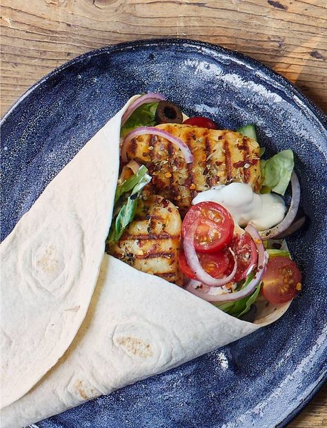 Greek halloumi wraps recipe | Sainsbury's Magazine Haloumi Recipes, Sandwich Vegetarian, Vegetarian Bbq, Plats Healthy, Grilled Halloumi, Berry Smoothie, Wrap Recipes, Meat Free, Greek Recipes