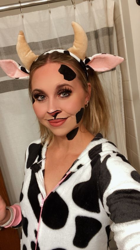 Cow Maternity Costume, Cow Costume Accessories, Cow Halloween Costume Makeup, Simple Cow Costume, Cow Make Up For Halloween, Cow Face Makeup Halloween, Cow Halloween Makeup Look, Cow Make Up Look, Cash Cow Costume