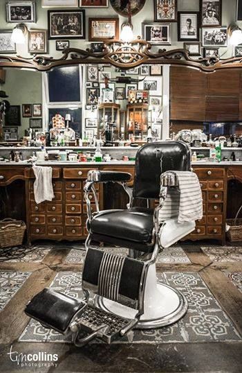 Ole time Barber Shop - looks so cool Barber Shop Interior, Barbershop Design, Barber Pole, Barber Shop Decor, Vintage Barber, Room London, Salon Suites, Barber Chair, Barber Life