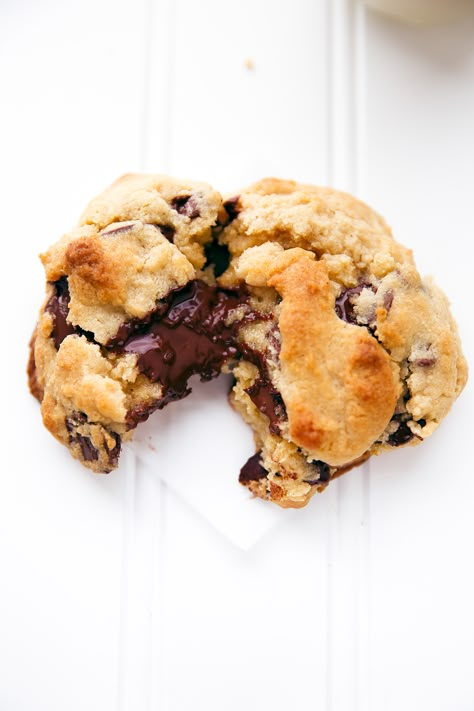 Levain Bakery Cookie Recipe, Levain Cookie Recipe, Levain Cookies, Bakery Chocolate Chip Cookies, Broma Bakery, Cookie Crisp, Levain Bakery, Homemade Chocolate Chips, Homemade Chocolate Chip Cookies