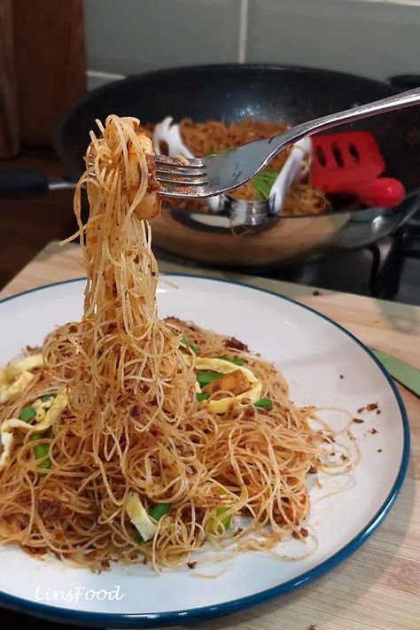 fried vermicelli noodles on a fork Fried Vermicelli Noodles, Mee Siam, Vermicelli Pasta, Garlic Chives, Vermicelli Noodles, Rice Vermicelli, Dried Shrimp, Bean Sprouts, Bean Curd