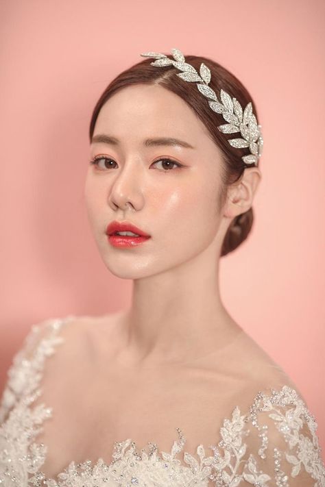 [CommissionsEarned] 87 Simple Romantic Wedding Dress Hacks You Have To See 2022 #simpleromanticweddingdress Korean Wedding Makeup, Bride Makeup Natural, Makeup Korean Style, Makeup Asia, Asian Wedding Makeup, Fresh Makeup Look, Simple Wedding Makeup, Wedding Makeup Bride, Asian Bridal Makeup