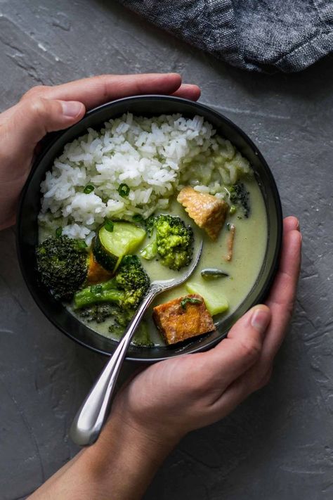 Tofu Green Curry, Curry With Tofu, Tofu Broccoli, Vegan Thai Green Curry, Thai Green Curry, Green Superfood, Green Bowl, Green Curry, Curries