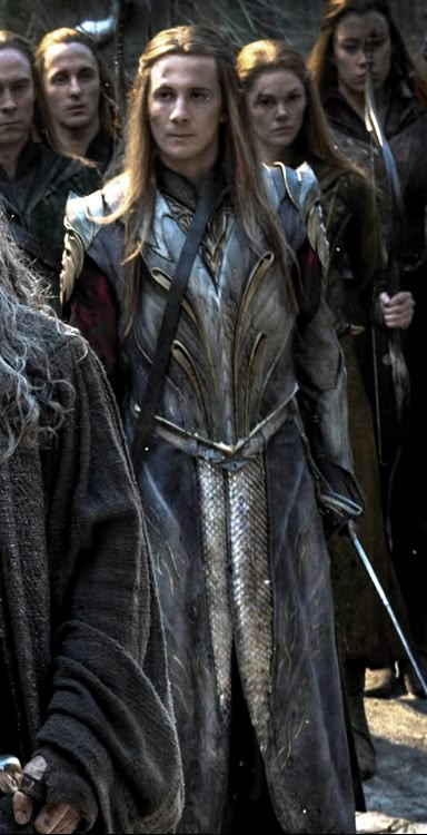 Feren (Simon London), the Commander of Thranduil's Guards. His "Signalling Horn" is slung on his left shoulder. Hobbit Characters, Elf Armor, Middle Earth Elves, Mirkwood Elves, Lotr Costume, Lotr Elves, Legolas And Thranduil, Elf Warrior, Tolkien Elves