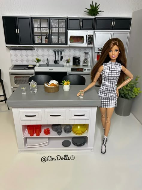 Barbie Kitchen Ideas, Barbie Doll House Furniture, Barbie Kitchen Set, Barbie Doll Furniture, Barbie Home, Dollhouse Makeover, Barbie Items, Doll Kitchen, Barbie House Furniture