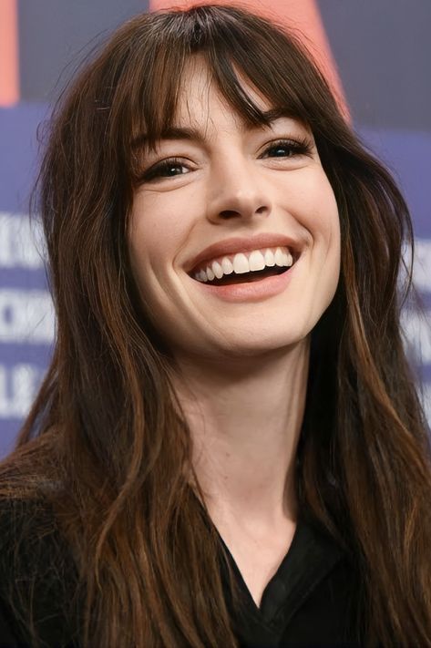 Anne Hathaway With Bangs, Anne Hathaway Bangs 2024, Anne Hathaway Hair The Idea Of You, Anne Hathaway Hair Color, Ann Hathaway Hair Color, Anne Hathaway Curtain Bangs, Anne Hathaway Fringe, Ann Hathaway Hairstyles, Ann Hathaway Hair