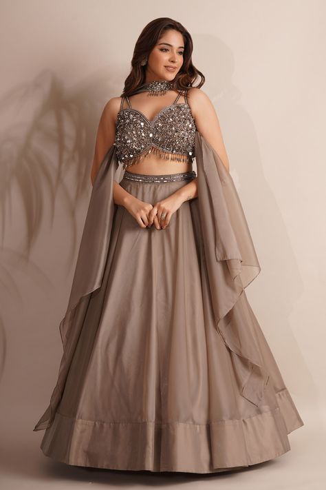 Earthy Tone Lehenga, Sleeveless Blouse Embroidery Designs, Lehnga Designs Indian Weddings Simple, Trending Lehenga Designs, Lehenga Patterns, Trendy Lehenga Designs, Brown Lehenga, Lengha Design, Bridal Lehenga Pakistani