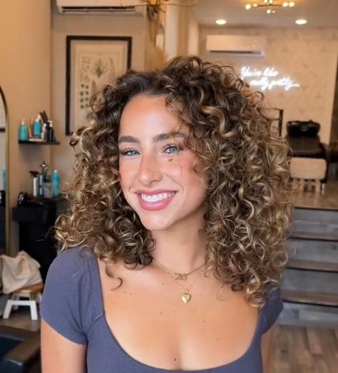 Blondish Brown Hair Curly, Curly Hair Highlights With Money Piece, Balyage Short Hair Curly, Blond Curly Hair Short, Permed Hair With Highlights, Curly Hair Dye Ideas Brown Skin, Bronde Balayage Natural Curls, Short Curly Ombre Hair, Shoulder Length Curly Hair With Highlights