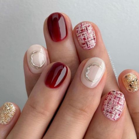 Short red, gold, and white nails with tweed texture Red Gold And White Nails, Nailart Maroon, Korean Winter Style, Nail Art Maroon, Burgundy And Gold Nails, Maroon Nail Art, Asian Nail Art, Maroon Nail Designs, Maroon Nail