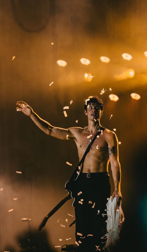 Hot Shawn Mendes, Shawn Mendes Merch, Football Poses, Shawn Mendes Concert, Best Workout Plan, Shawn Mendes Wallpaper, Hot Tamales, The Boy Is Mine, Smash Cake