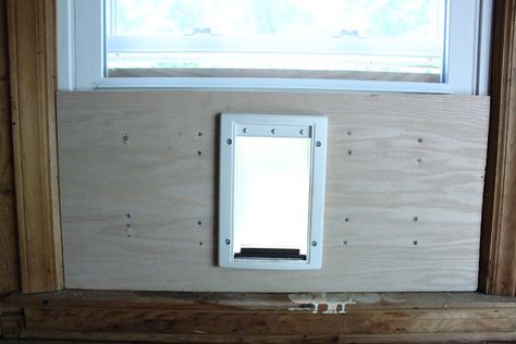 *The Handcrafted Life*: How To: Build a Custom Cat Door in a Window (Spring/Summer Edition) Window Dog Door, Diy Cat Door, Cat Door Window, Cat Door For Window, Cat Door Diy, Window Pet Door, Outdoor Pet Enclosure, Cat Castle, Dog Window