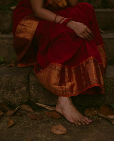 Red Saari Aesthetic, Traditional Women Aesthetic, Red Saree Aesthetic Vintage, Rori Aesthetic, Vintage Saree Photoshoot, Old Indian Aesthetic, Vintage Indian Aesthetic, Saree Shoot, Indie Photography