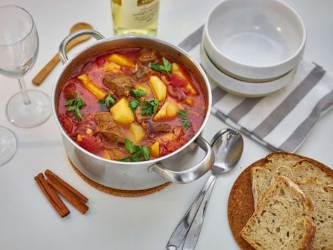 Portuguese Beef Stew: A Hearty One-Pot Recipe for Beginners Portuguese Stew Recipes, Portuguese Beef Stew Recipe, Stew In Pressure Cooker, Beef Stew Ingredients, Small Bites Appetizers, Recipe For Beginners, Marinated Beef, Beef And Potatoes, Appetizer Bites