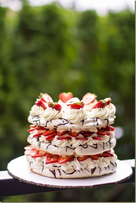 yum Boccone Dolce, Strawberry Pavlova, Strawberry Scones, Fruit Sandwich, Meringue Cake, Pavlova Recipe, Sweetened Whipped Cream, Baked Strawberries, God Mat