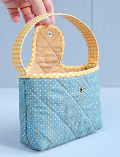 Diy Doll Carrier, Make A Bag, Diy Travel Bag, Charity Gifts, Doll Carrier, Diy Bags Purses, Mini Dolls, Clothes Basket, Doll Sewing Patterns