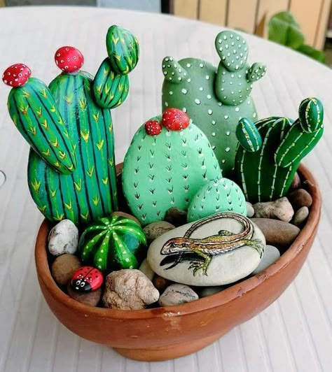 Cactus Pebble Art, Cactus Rocks Painted, Cable Reel Ideas, Cactus Rock Painting, Painted Rock Cactus, Painted Pavers, Rock Cactus, Garden Rock Art, Rock Flowers