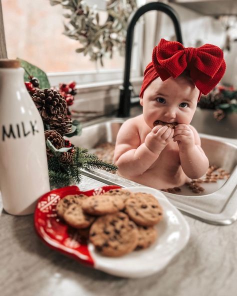 2month Old Christmas Pictures, 1 Year Christmas Photos, Milk Bath Christmas, Photo Shoot Ideas Christmas, Christmas Pics With Baby, Baby Pictures For Christmas, Baby Christmas Photo Shoot Ideas, Cute Baby Christmas Pictures, 4 Month Christmas Pictures Baby