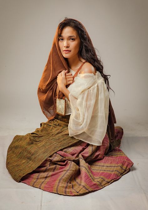 The old meets new in latest GMA historical portal fantasy series Maria Clara at Ibarra | Pikapika Philippine Showbiz News Portal Tiya Isabel Noli Me Tangere, Tiya Isabel, Noli Me Tangere Characters, Maria Clara At Ibarra, Filipiniana Wedding Dress, Jose Rizal, Filipino Fashion, Asia Fashion, Noli Me Tangere