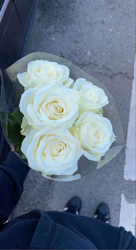 White Roses Gift, Flower Aesthetics, White Rose Bouquet, Insta Snap, Nothing But Flowers, Dream Gift, Pubg Mobile, Rose Bouquet, My Flower