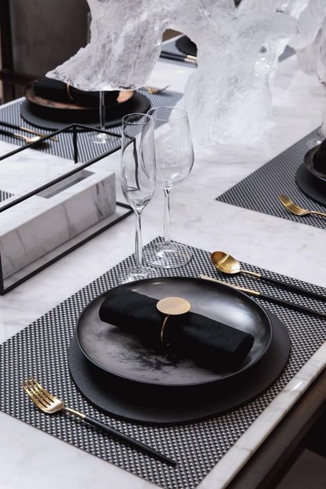 11 Restaurant Table Setting Ideas That Will Impress Your Customers | Blog Industrial Wedding Table, Place Setting Inspiration, Gold Place Setting, Restaurant Table Setting, Setting Inspiration, Shabby Chic Sofa, Elegant Modern Wedding, Wedding Place Settings, Table Runners Wedding