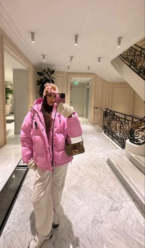 Fashion Influencer Aesthetic, Pink Puffer Jacket Outfit, Pink Hoodie Outfit, Pink Winter Jacket, Pink Jacket Outfit, Winter Jacket Outfits, Influencer Lifestyle, Puffer Jacket Outfit, Stylish Winter Outfits