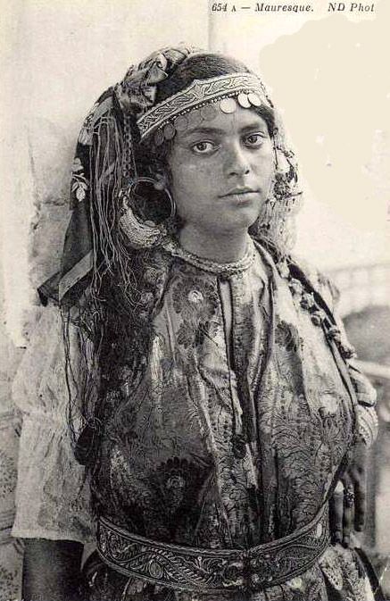 Facial Tattoos, Arab Women, Islamic World, Japan Photo, African History, Berber Women, Sketch Painting, Vintage Portraits, African Culture