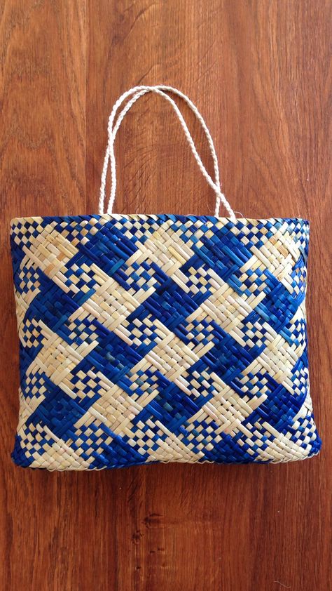 Traditional Woven Crochet Bag, Beg Anyaman, Traditional Bags With Woven Motifs For Festivals, Traditional Blue Woven Bag, Traditional Basket Bag With Open Weave, Flax Bag, Plastic Bag Crafts, Weaving Patterns Design, Flax Weaving