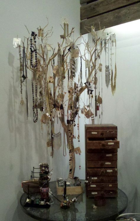 Necklace Hanger Diy, Homemade Jewelry Holder, Tree Necklace Holder, Diy Jewelry Wall, Diy Necklace Holder, Organizing Jewelry, Ideas For Organizing, Jewelry Store Design, Art And Craft Shows