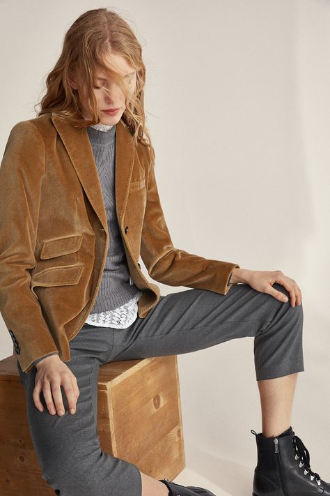 Tan Corduroy Jacket Outfit, Velvet Blazer Outfit, Blazer Outfits For Women, Confident Style, Brown Outfit, Corduroy Blazer, Colored Pants, Velvet Blazer, Work Wear Women